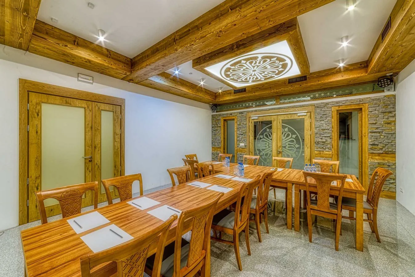 Sala przygotowana na pobyt większej grupy